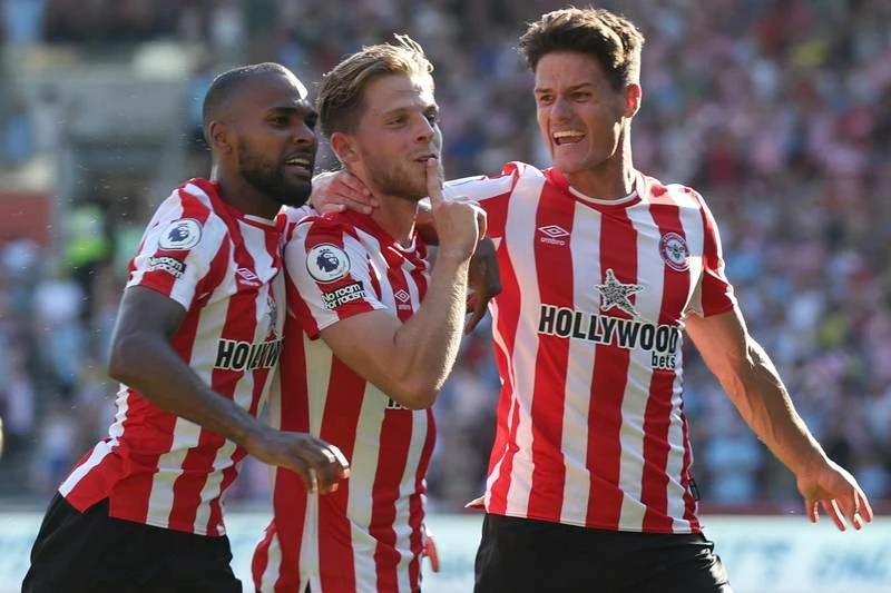 Ai cũng có thể "đè" được MU. Bryan Mbeumo ghi bàn cho Brentford. Brentford mở tiệc bàn thắng trên sân nhà trước MU. Mathias Jensen lại chọc thủng lưới De Gea. ... Nản thật đấy chứ, đầu mùa không cho ra đi, bây giờ thật khó ăn nói. "Mười khó" Ten Hag cũng chẳng có phép màu nhiệm gì, thậm chí kết quả còn tệ hại hơn.