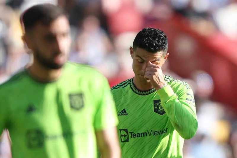 Hình ảnh một bộ đôi tuyển thủ Bồ Đào Nha Ronaldo- Bruno trong màu áo MU bế tắc ...Vua phá lưới MU...tiếc nuối. ...Cố gắng tranh thủ cứu vãn... ...rồi thất vọng.