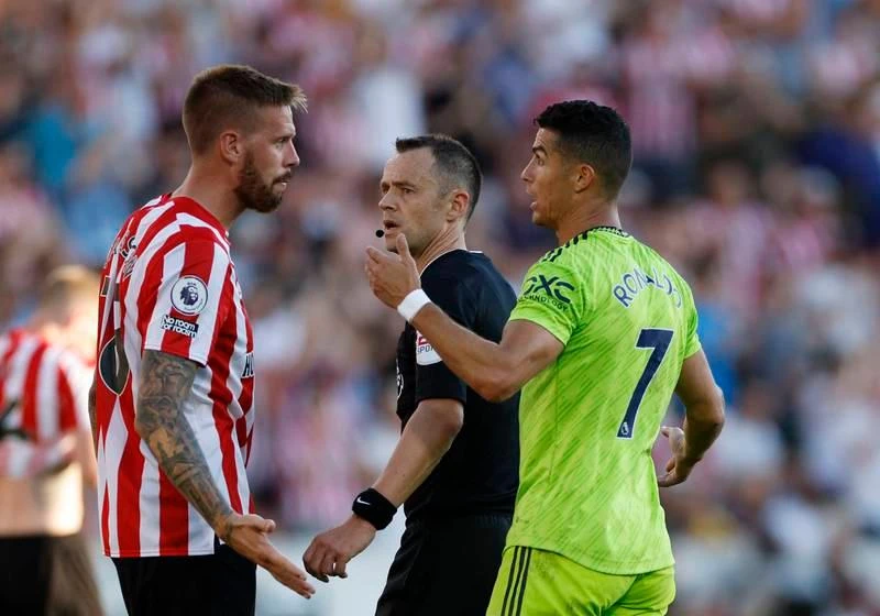 Thua Brentford 0-4 và thua Brighton 1-2. MU xuống đáy bảng xếp hạng với 0 điểm và hiệu số bàn thắng/bại -5 (1/6). Bàn thắng MU ghi được cũng là bàn đá phản lưới nhà của đối phương, chứ chưa ghi được bàn nào. ...Đá với MU dễ có...hình đẹp ăn mừng chiến thắng. Bốn bàn thắng của Brentford do công Dasilva, Jensen, Ben Mee và Bryan Mbeumo ghi vào các phút 10, 18, 30 và 35