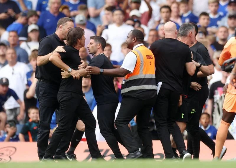 Các trợ lý can ngăn Conte và kéo Tuchel ra xa. Conte rất nóng nảy nhưng đủ tỉnh táo để không cho học trò vướng vào dễ ăn thẻ đỏ. Một trận đấu cực nóng và chất lượng cao. Kulusevski của Tottenham trong thế "bánh mì kẹp thịt" trước hai hậu vệ Chelsea. Cầu thủ hai đội phân bua nhau. Cucurella đi bóng trước pha "tắc" của Kulusevski. Hòa Chelsea tại Stamford Bridge là thành công của Tottenham. ...Nhưng Tuchel cay bởi bàn thắng phút 90+6 của Harry Kane.