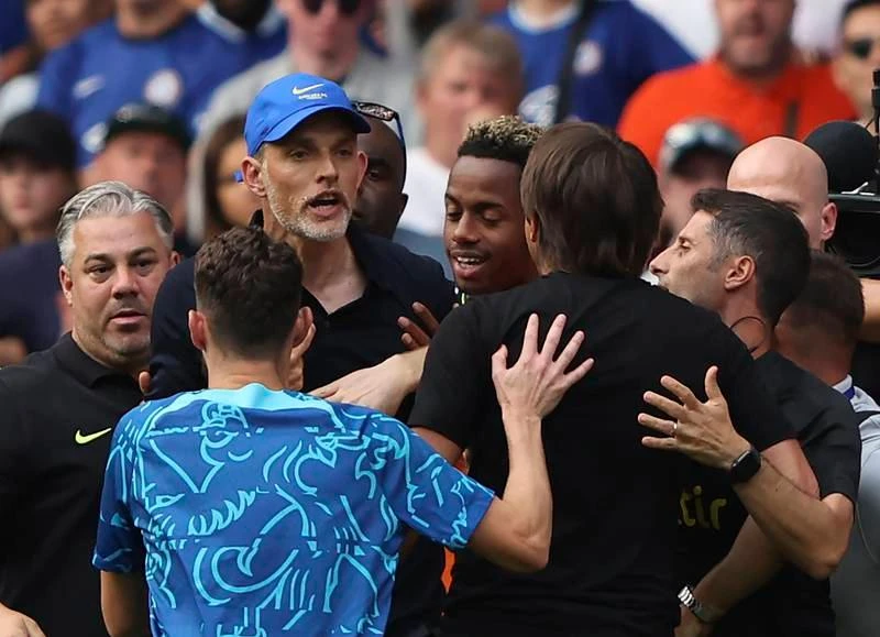 Hai tướng Đức và Ý đôi co rất dữ dội. Conte sẵn sàng...tới bến với Tuchel. Các trợ lý can ngăn Conte và kéo Tuchel ra xa. Conte rất nóng nảy nhưng đủ tỉnh táo để không cho học trò vướng vào dễ ăn thẻ đỏ. Một trận đấu cực nóng và chất lượng cao. Kulusevski của Tottenham trong thế "bánh mì kẹp thịt" trước hai hậu vệ Chelsea. Cầu thủ hai đội phân bua nhau. Cucurella đi bóng trước pha "tắc" của Kulusevski. Hòa Chelsea tại Stamford Bridge là thành công của Tottenham. ...Nhưng Tuchel cay bởi bàn thắng phút 90+6 của Harry Kane.