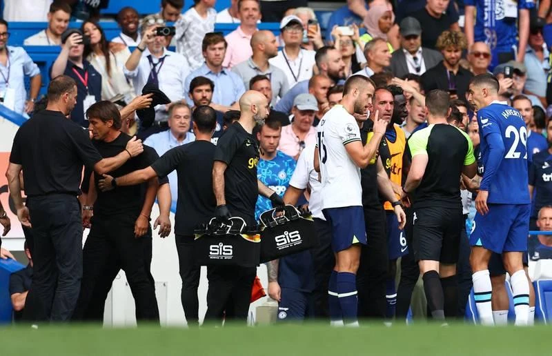 Tướng Ý Conte rất cay cú trước những lời nói gì đó của tướng Đức Tuchel. Trọng tài Anthony Taylor rút thẻ đỏ tướng Đức Tuchel. Hai tướng Đức và Ý đôi co rất dữ dội. Conte sẵn sàng...tới bến với Tuchel. Các trợ lý can ngăn Conte và kéo Tuchel ra xa. Conte rất nóng nảy nhưng đủ tỉnh táo để không cho học trò vướng vào dễ ăn thẻ đỏ. Một trận đấu cực nóng và chất lượng cao. Kulusevski của Tottenham trong thế "bánh mì kẹp thịt" trước hai hậu vệ Chelsea. Cầu thủ hai đội phân bua nhau. Cucurella đi bóng trước pha "tắc" của Kulusevski. Hòa Chelsea tại Stamford Bridge là thành công của Tottenham. ...Nhưng Tuchel cay bởi bàn thắng phút 90+6 của Harry Kane.