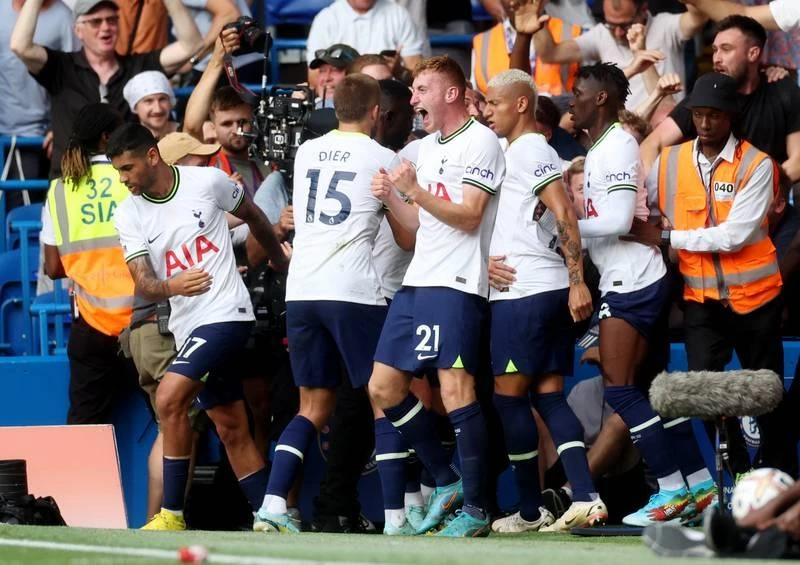 Một trận đấu cực nóng và chất lượng cao. Kulusevski của Tottenham trong thế "bánh mì kẹp thịt" trước hai hậu vệ Chelsea. Cầu thủ hai đội phân bua nhau. Cucurella đi bóng trước pha "tắc" của Kulusevski. Hòa Chelsea tại Stamford Bridge là thành công của Tottenham. ...Nhưng Tuchel cay bởi bàn thắng phút 90+6 của Harry Kane.