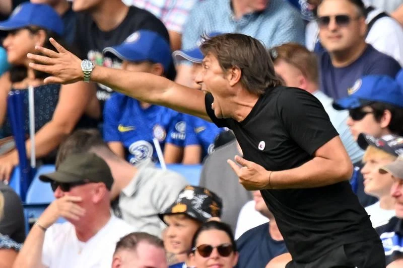 Phía bên cabin này, tướng Ý- Conte cũng la hét chỉ đạo học trò. Reece James ăn mừng bàn thắng cùng Havertz nâng tỉ số 2-1 phút 77. Harry Kane bật cao nhất đánh đầu ghi bàn san bằng tỉ số 2-2 cho đội khách Tottenham phút 90+6.