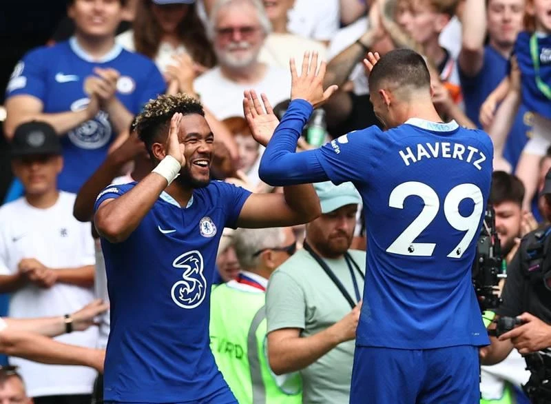 Reece James ăn mừng bàn thắng cùng Havertz nâng tỉ số 2-1 phút 77. Harry Kane bật cao nhất đánh đầu ghi bàn san bằng tỉ số 2-2 cho đội khách Tottenham phút 90+6.