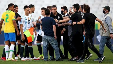 Các quan chức y tế và lực lượng hành pháp Brazil hỗ trợ bắt hủy trận đấu hồi tháng 10 năm ngoái và trận đấu bị hủy. Ảnh: AFP Các quan chức y tế và lực lượng hành pháp Brazil hỗ trợ bắt hủy trận đấu hồi tháng 10 năm ngoái và trận đấu bị hủy. Ảnh: AFP