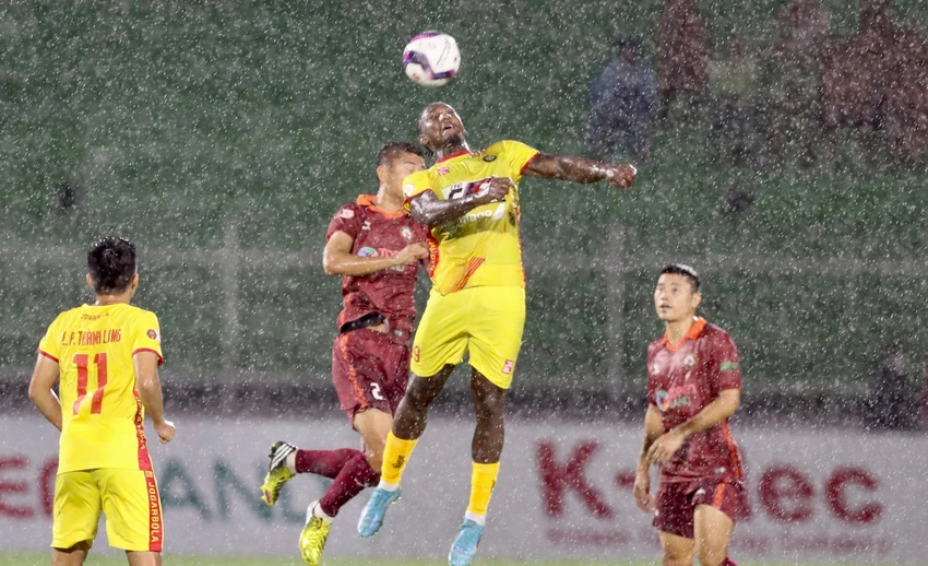 Đội khách Thanh Hóa (vàng) thất thủ tại Quy Nhơn 1-2 trong một chiều mưa. Ảnh: ANH DUY Đội khách Thanh Hóa (vàng) thất thủ tại Quy Nhơn 1-2 trong một chiều mưa. Ảnh: ANH DUY