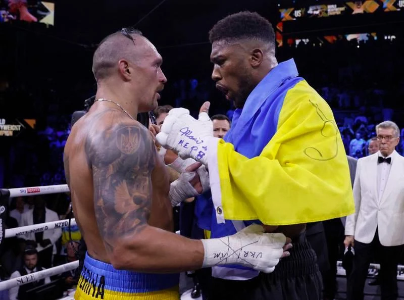 ...Tuy Joshua "giành lấy" quốc kỳ Ukraine như một thông điệp thể hiện tình đoàn kết với Ukraine. ...Nhưng Joshua rất cay cú và báo mô tả là tay đấm Anh nổi cơn thịnh nộ và có phần xúc phạm đạo Hồi khi trận đấu diễn ra ở Jeddah, một trong những thánh địa của Hồi giáo. ...Tuy Joshua "giành lấy" quốc kỳ Ukraine như một thông điệp thể hiện tình đoàn kết với Ukraine. ...Nhưng Joshua rất cay cú và báo mô tả là tay đấm Anh nổi cơn thịnh nộ và có phần xúc phạm đạo Hồi khi trận đấu diễn ra ở Jeddah, một trong những thánh địa của Hồi giáo.