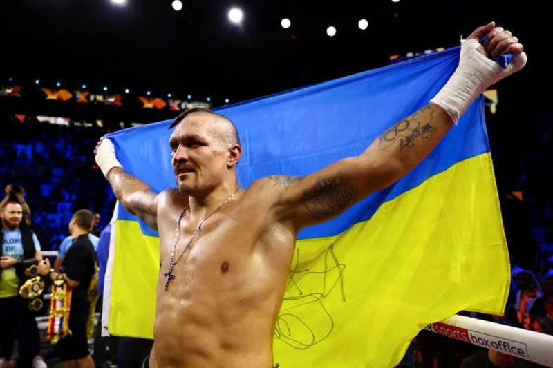 Sau chiến thắng, Usyk nói: "Tôi dành cho tổ quốc tôi, gia đình tôi, những quân nhân Ukraine, bạn bè tôi và những người trong đội của tôi". Dù Joshua chuẩn bị cực kỹ 10 tháng qua kể từ trận thua "lượt đi" tại sân Tottenham, nhưng Usyk quá khôn ngoan và khoa học. Sau chiến thắng, Usyk nói: "Tôi dành cho tổ quốc tôi, gia đình tôi, những quân nhân Ukraine, bạn bè tôi và những người trong đội của tôi". Dù Joshua chuẩn bị cực kỹ 10 tháng qua kể từ trận thua "lượt đi" tại sân Tottenham, nhưng Usyk quá khôn ngoan và khoa học.