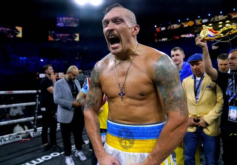 Khả năng cao là Usyk sẽ gặp King Gipsy, tức "Tyson trắng" Fury sắp tới. Màu cờ vàng-xanh rợp bóng tại võ đài King Abdullah Sport Center Arena. Usyk cám ơn Chúa vì đã giúp đỡ mình trong chiến thắng hôm nay. Trạng thái từ phòng chuẩn bước ra võ đài của Joshua...rất lo lắng. Joshua chuẩn bị kỹ nhưng vẫn lo vì đối thủ không phải dạng dễ chơi. Thua tâm phục khẩu phục đối thủ, nhưng Joshua vẫn cay cú và xúc phạm đạo giáo. Usyk đang trên đường kế tục anh em nhà Klitchko, nhưng còn phải đánh bại "Tyson trắng" nữa. Khả năng cao là Usyk sẽ gặp King Gipsy, tức "Tyson trắng" Fury sắp tới. Màu cờ vàng-xanh rợp bóng tại võ đài King Abdullah Sport Center Arena. Usyk cám ơn Chúa vì đã giúp đỡ mình trong chiến thắng hôm nay. Trạng thái từ phòng chuẩn bước ra võ đài của Joshua...rất lo lắng. Joshua chuẩn bị kỹ nhưng vẫn lo vì đối thủ không phải dạng dễ chơi. Thua tâm phục khẩu phục đối thủ, nhưng Joshua vẫn cay cú và xúc phạm đạo giáo. Usyk đang trên đường kế tục anh em nhà Klitchko, nhưng còn phải đánh bại "Tyson trắng" nữa.