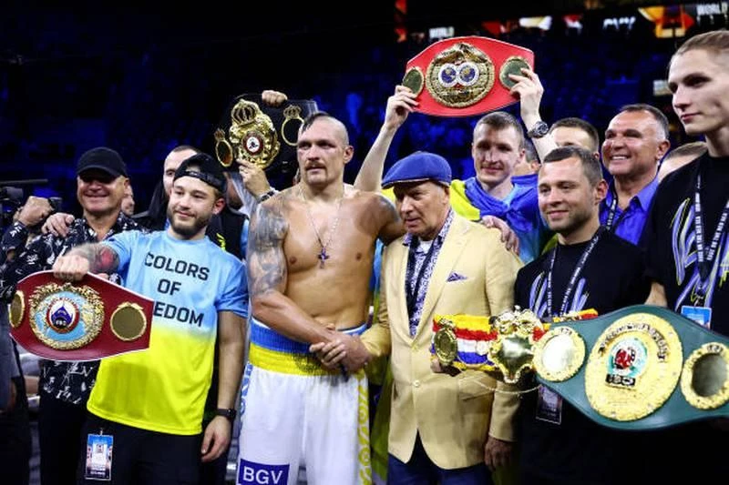 Joshua cùng bố và những thành viên trong đội của mình sau chiến thắng. Sau chiến thắng, Usyk nói: "Tôi dành cho tổ quốc tôi, gia đình tôi, những quân nhân Ukraine, bạn bè tôi và những người trong đội của tôi". Dù Joshua chuẩn bị cực kỹ 10 tháng qua kể từ trận thua "lượt đi" tại sân Tottenham, nhưng Usyk quá khôn ngoan và khoa học. Joshua cùng bố và những thành viên trong đội của mình sau chiến thắng. Sau chiến thắng, Usyk nói: "Tôi dành cho tổ quốc tôi, gia đình tôi, những quân nhân Ukraine, bạn bè tôi và những người trong đội của tôi". Dù Joshua chuẩn bị cực kỹ 10 tháng qua kể từ trận thua "lượt đi" tại sân Tottenham, nhưng Usyk quá khôn ngoan và khoa học.