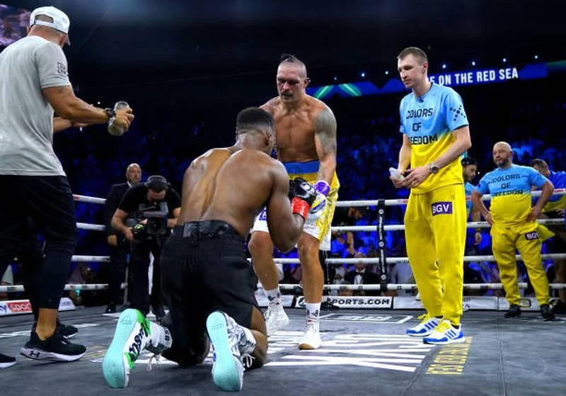 Thua tâm phục khẩu phục đối thủ, nhưng Joshua vẫn cay cú và xúc phạm đạo giáo. Usyk đang trên đường kế tục anh em nhà Klitchko, nhưng còn phải đánh bại "Tyson trắng" nữa. Thua tâm phục khẩu phục đối thủ, nhưng Joshua vẫn cay cú và xúc phạm đạo giáo. Usyk đang trên đường kế tục anh em nhà Klitchko, nhưng còn phải đánh bại "Tyson trắng" nữa.