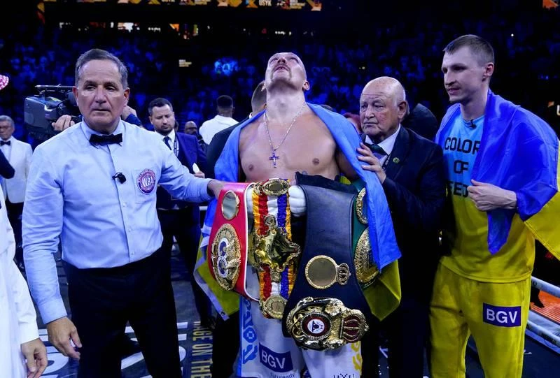 Màu cờ vàng-xanh rợp bóng tại võ đài King Abdullah Sport Center Arena. Usyk cám ơn Chúa vì đã giúp đỡ mình trong chiến thắng hôm nay. Trạng thái từ phòng chuẩn bước ra võ đài của Joshua...rất lo lắng. Joshua chuẩn bị kỹ nhưng vẫn lo vì đối thủ không phải dạng dễ chơi. Thua tâm phục khẩu phục đối thủ, nhưng Joshua vẫn cay cú và xúc phạm đạo giáo. Usyk đang trên đường kế tục anh em nhà Klitchko, nhưng còn phải đánh bại "Tyson trắng" nữa. Màu cờ vàng-xanh rợp bóng tại võ đài King Abdullah Sport Center Arena. Usyk cám ơn Chúa vì đã giúp đỡ mình trong chiến thắng hôm nay. Trạng thái từ phòng chuẩn bước ra võ đài của Joshua...rất lo lắng. Joshua chuẩn bị kỹ nhưng vẫn lo vì đối thủ không phải dạng dễ chơi. Thua tâm phục khẩu phục đối thủ, nhưng Joshua vẫn cay cú và xúc phạm đạo giáo. Usyk đang trên đường kế tục anh em nhà Klitchko, nhưng còn phải đánh bại "Tyson trắng" nữa.