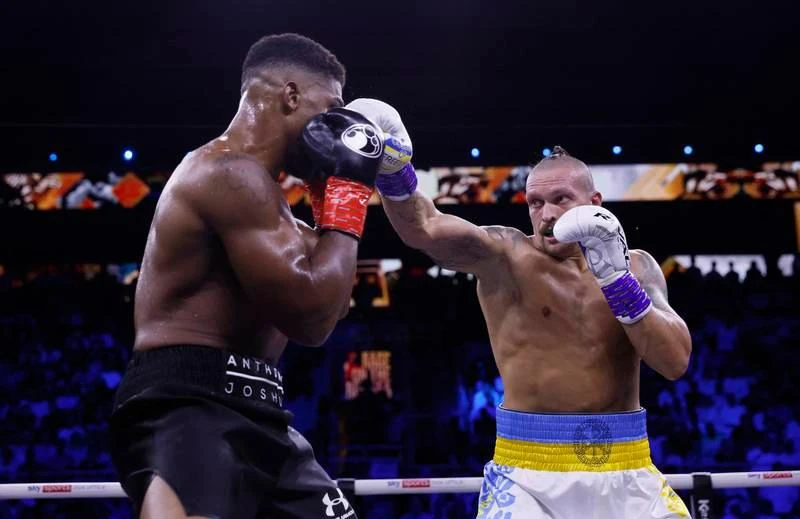Usyk nhiều lần đánh trúng vào mặt Joshua. Joshua lại hay tấn công vùng bụng của Usyk. Và Usyk từng choáng váng vì những cú đánh thắt lưng của đối thủ. Usyk vẫn chủ động tấn công trực diện vào mặt Joshua. Đánh bại Joshua trong trận tái đấu, Usyk vẫn tiếp tục sở hữu bốn đai vô địch WBO,WBA, IBF, WBC. Usyk nhiều lần đánh trúng vào mặt Joshua. Joshua lại hay tấn công vùng bụng của Usyk. Và Usyk từng choáng váng vì những cú đánh thắt lưng của đối thủ. Usyk vẫn chủ động tấn công trực diện vào mặt Joshua. Đánh bại Joshua trong trận tái đấu, Usyk vẫn tiếp tục sở hữu bốn đai vô địch WBO,WBA, IBF, WBC.