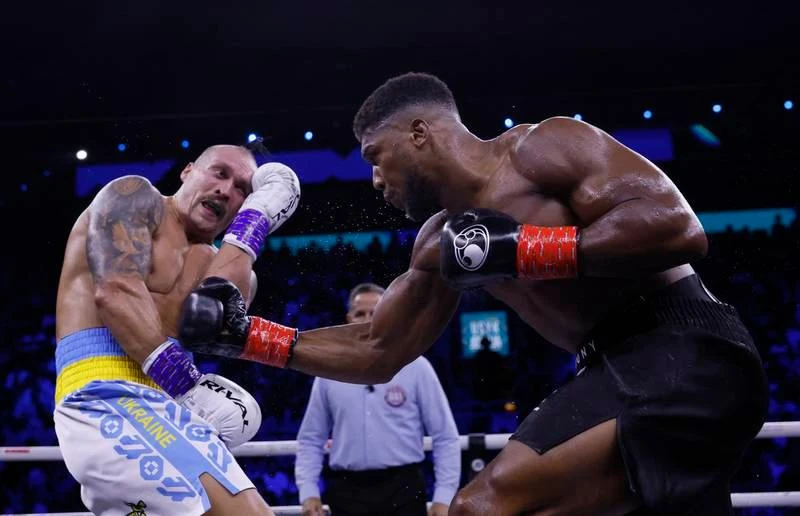 Joshua lại hay tấn công vùng bụng của Usyk. Và Usyk từng choáng váng vì những cú đánh thắt lưng của đối thủ. Usyk vẫn chủ động tấn công trực diện vào mặt Joshua. Đánh bại Joshua trong trận tái đấu, Usyk vẫn tiếp tục sở hữu bốn đai vô địch WBO,WBA, IBF, WBC. Joshua lại hay tấn công vùng bụng của Usyk. Và Usyk từng choáng váng vì những cú đánh thắt lưng của đối thủ. Usyk vẫn chủ động tấn công trực diện vào mặt Joshua. Đánh bại Joshua trong trận tái đấu, Usyk vẫn tiếp tục sở hữu bốn đai vô địch WBO,WBA, IBF, WBC.