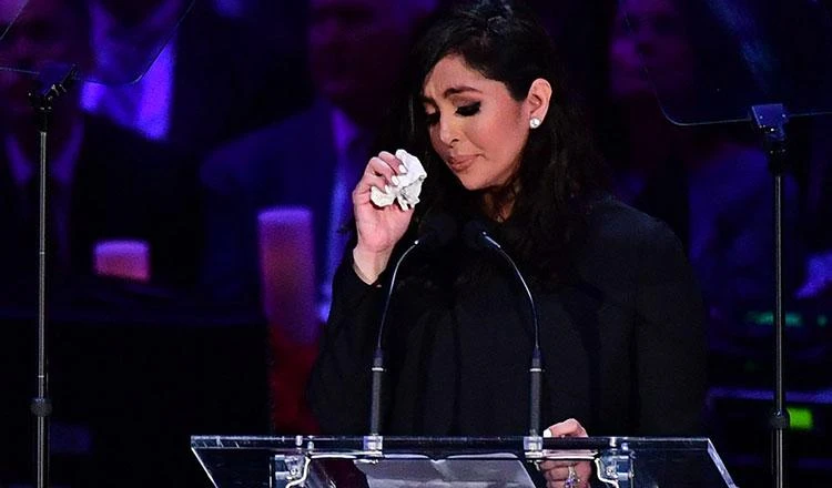 Góa phụ Vanessa Bryant trình bày và khóc tại phiên tòa. Ảnh: AFP Góa phụ Vanessa Bryant trình bày và khóc tại phiên tòa. Ảnh: AFP