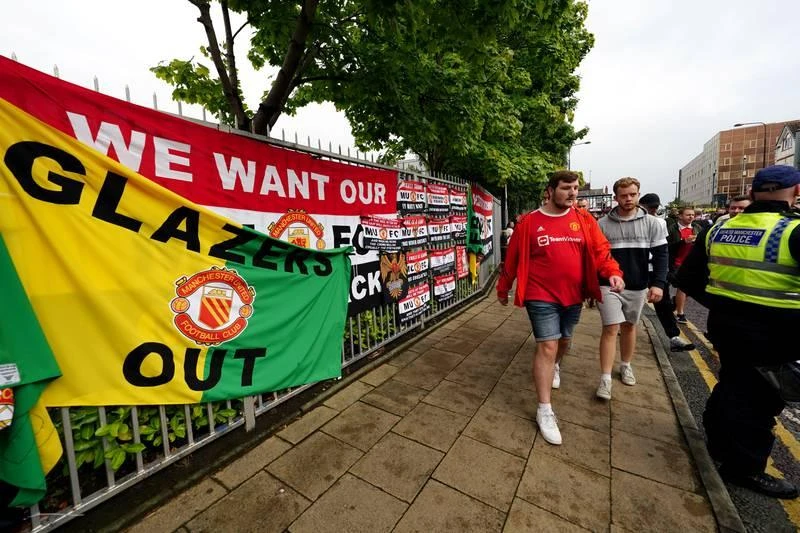 "Chúng tôi muốn... Glazer cút" ...Rất may MU đã biết thắng, lại thắng Liverpool.