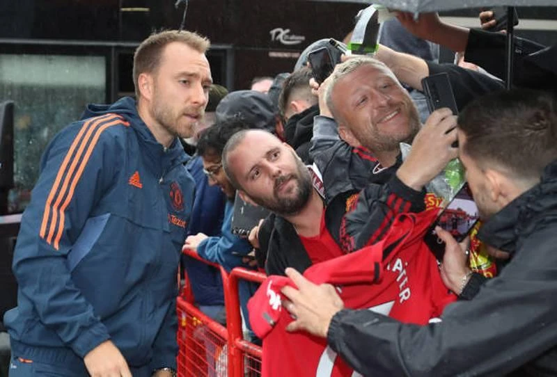 Eriksen selfie cùng fan.