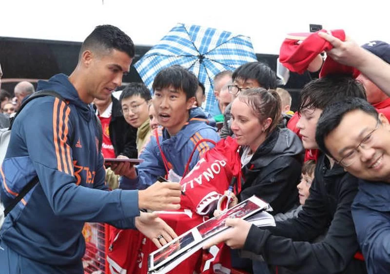 Xuống xe buýt vào sân, Ronaldo ký tặng người hâm mộ. Varane cũng ký tặng người hâm mộ. Malacia ký tặng. Nhưng điều không đổi ở fan MU vẫn là Glazer phải...out khỏi MU. ...Yêu MU nhưng căm thù Glazer.
