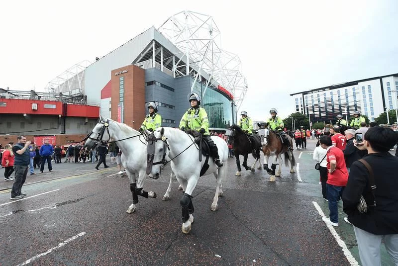 Lực lượng vệ binh đi tuần quanh sân Old Trafford. Lực lượng làm nhiệm vụ tập kết từng nhóm. Xuống xe buýt vào sân, Ronaldo ký tặng người hâm mộ. Varane cũng ký tặng người hâm mộ. Malacia ký tặng. Nhưng điều không đổi ở fan MU vẫn là Glazer phải...out khỏi MU. ...Yêu MU nhưng căm thù Glazer.