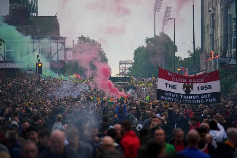 Trước sân Old Trafford rất căng ở trận MU tiếp Liverpool rạng sáng nay. Anh em nhà tỉ phú Glazer, chủ nhân MU vẫn tiếp tục bị fan MU yêu cầu rời khỏi đội bóng. Cảnh sát bố trí dày nhằm ngăn ngừa trường hợp xấu xảy ra. Lực lượng vệ binh đi tuần quanh sân Old Trafford. Lực lượng làm nhiệm vụ tập kết từng nhóm. Xuống xe buýt vào sân, Ronaldo ký tặng người hâm mộ. Varane cũng ký tặng người hâm mộ. Malacia ký tặng. Nhưng điều không đổi ở fan MU vẫn là Glazer phải...out khỏi MU. ...Yêu MU nhưng căm thù Glazer.