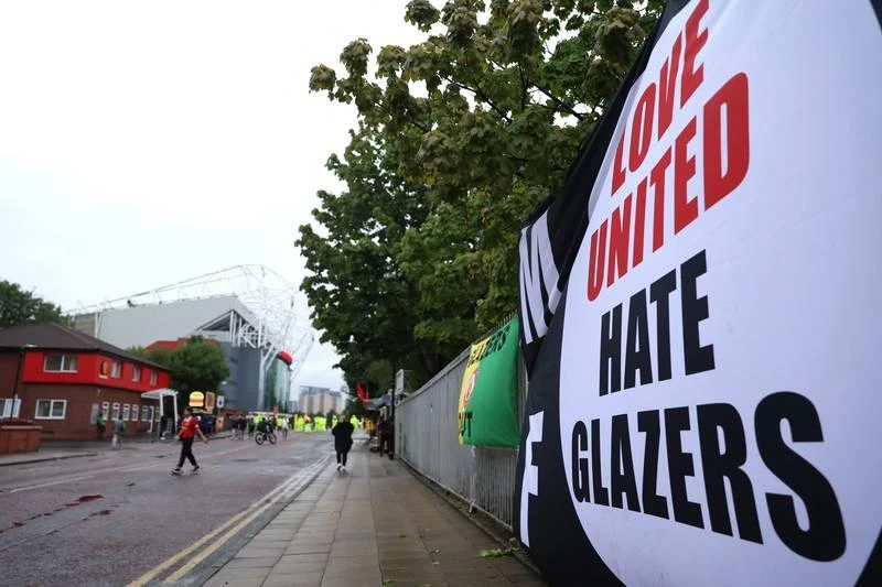 Băng rôn "Yêu MU nhưng ghét Glazer bên ngoài Old Trafford.