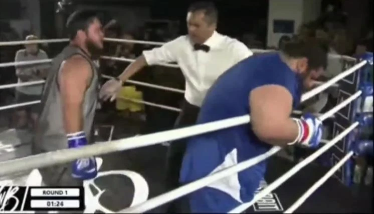 Hulk (áo xanh) đã bị Titan cho Knock out ngay hiệp 1. Ảnh: I.T Hulk (áo xanh) đã bị Titan cho Knock out ngay hiệp 1. Ảnh: I.T