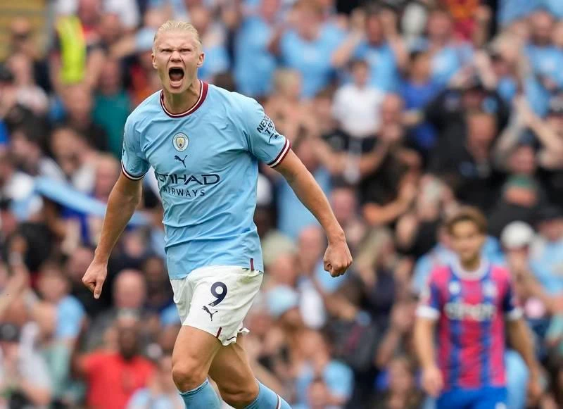Erling Haaland đã "kích hoạt bản năng sát thủ" khi hoàn thành cú hat trick đầu tiên tại Anh. Tiền đạo Na Uy góp ba bàn trong chiến thắng 4-2 trước Crystal Palace Còn Liverpool lại đánh bại Bourenemouth với tỉ số không tưởng 9-0, đến độ trung vệ Van Dijk cũng...ghi được bàn. LĐBĐ Úc quyết định rút đội trẻ của mình không tham dự vòng loại U-20 châu Á vào tháng tới khi Úc cùng bảng với Iraq đá tại Basra ở Iraq. Đội trẻ Úc ngại...đến Basra nguy hiểm tính mạng cầu thủ nên rút. Úc nỗ lực tìm giải trẻ ở Tây Ban Nha để giúp đội trẻ của mình cọ sát vào những ngày FIFA cuối tháng 9. Ảnh: Getty