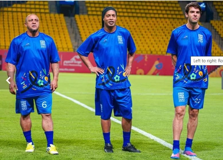 Carlos, Ronaldinho và Kaka...bở hơi tai với đối thủ là 100 em nhỏ trên sân Mrsool. Ảnh: Getty Carlos, Ronaldinho và Kaka...bở hơi tai với đối thủ là 100 em nhỏ trên sân Mrsool. Ảnh: Getty