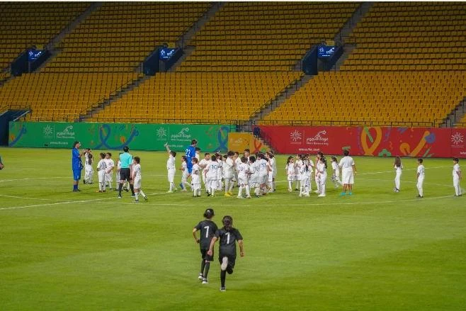 100 em nhỏ "quần" cho hai huyền thoại Brazil tơi tả và thắng 2-1. Ảnh: Getty 100 em nhỏ "quần" cho hai huyền thoại Brazil tơi tả và thắng 2-1. Ảnh: Getty