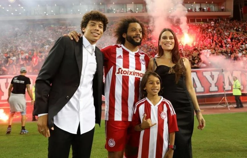Gia đình Marcelo trong buổi ra mắt Olympiakos. Ảnh: Getty