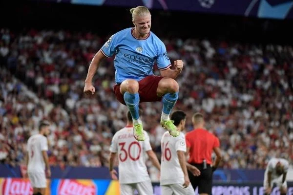 Haaland cứ như một hình ảnh Ronaldo lần đầu đến MU. Ghi bàn dễ quá với Haaland.