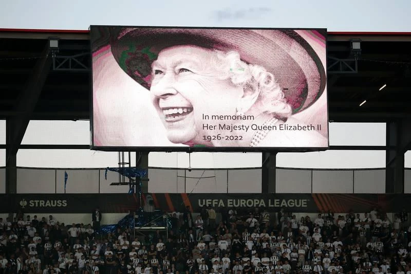 Hình ảnh Nữ hoàng Elizabeth Đệ Nhị trên sân Old Trafford trước trận MU - Real Sociedad. Ảnh: Getty Hình ảnh Nữ hoàng Elizabeth Đệ Nhị trên sân Old Trafford trước trận MU - Real Sociedad. Ảnh: Getty