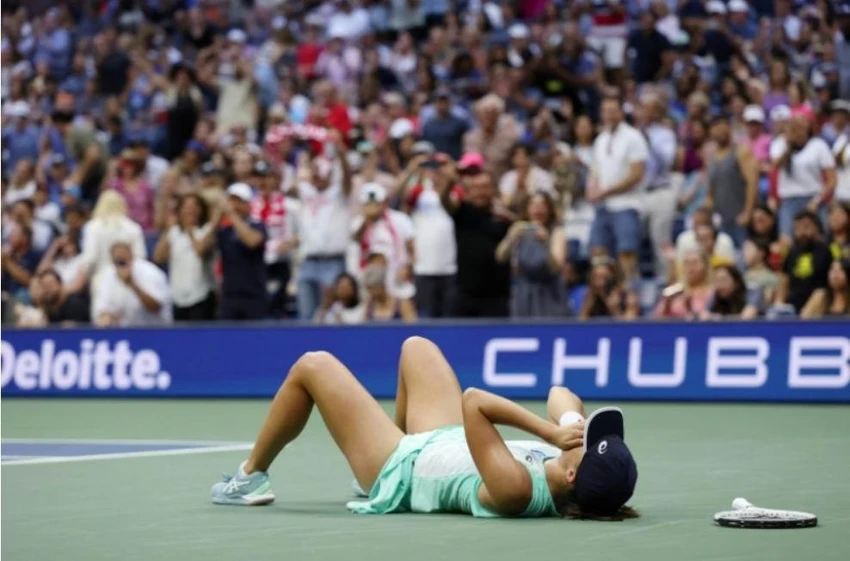 Iga Swiatek ăn mừng ngôi vô địch Grand Slam thứ hai của mình sau khi đánh bại Ons Jabeus của Tunisia 2-0. Ảnh: Getty Iga Swiatek ăn mừng ngôi vô địch Grand Slam thứ hai của mình sau khi đánh bại Ons Jabeus của Tunisia 2-0. Ảnh: Getty