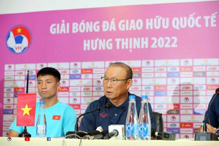 Nếu như đồng nghiệp Takayuki nói chẳng có gì để giấu thì ông Park thận trọng và muốn xem giò cẳng tuyển Singapore. Ảnh: VFF Nếu như đồng nghiệp Takayuki nói chẳng có gì để giấu thì ông Park thận trọng và muốn xem giò cẳng tuyển Singapore. Ảnh: VFF
