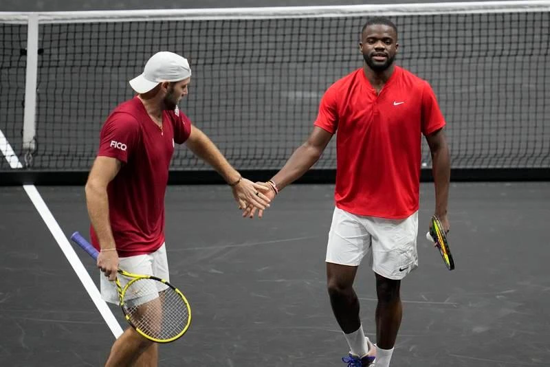 Jack Sock và Tiafoe thắng đôi Federer - Nadal. Jack Sock và Tiafoe thắng đôi Federer - Nadal.