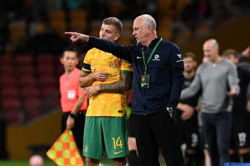 Graham Arnold từng dẫn "chuột túi" Úc đánh bại tuyển VN cả lượt đi và về tại bảng B, giai đoạn 3 vòng loại World Cup 2022 nhận lương 1,3 triệu euro. Gregg Berhalter mỗi năm nhận 1,25 triệu euro khi làm HLV trưởng tuyển Mỹ. Những cầu thủ nam của Mỹ hay bị đồng nghiệp là đội nữ Mỹ "soi" về thu nhập, nam có thành tích kém hơn nữ nhưng lương cao ngất ngưỡng. Mỗi năm LĐBĐ Bỉ chi cho Roberto Martinez 1,2 triệu euro mà thôi, dù ông mang về danh hiệu đệ tam anh hào tại World Cup 2018. Thầy của Eriksen ở tuyển Đan Mạch mỗi năm nhận 1,15 triệu euro. HLV Kasper Hjulmand từng để lại dấu ấn tại Euro 2020. Lương ở đội tuyển xứ Bò tót không cao lắm đâu, mỗi năm Luis Enrique nhận chỉ 1,15 triệu euro mà thôi, nhưng áp lực thì cực lớn. Herve Renard từng hai lần đánh bại tuyển VN, ngồi ghế HLV trưởng Saudi Arabia mỗi năm nhận 1,1 triệu euro. Ông Hajime Moriyasu mỗi năm nhận 1 triệu euro từ JFA, mục tiêu của tuyển Nhật tại Qatar là ít nhất vào vòng 16 đội. Ngồi ghế HLV Uruguay, làm thầy của Suarez, Darwin Nunez... mỗi năm Diego Alonso nhận 860.000 euro tiền lương. Gustavo Alfaro mỗi năm nhận 770.000 euro khi dẫn dắt tuyển Ecuador. Thuyền trưởng Dragon Stojkovic nhận 650.000 euro khi dẫn dắt tuyển Serbia. Nhà cầm quân có "đôi mắt nhung" mơ màng - Zlatko Dalic từng mang về ngôi á quân cho Croatia nhận lương mỗi năm 550.000 euro. Thuyền trưởng có gương mặt như chính trị gia của tuyển Ba Lan này mỗi năm nhận 500.000 euro, HLV Czeslaw Michniewickz ít áp lực dù đang sở hữu "siêu sát thủ" Lewandowski. John Herdman của Canada mỗi năm nhận 480.000 euro khi dẫn dắt đội tuyển Bắc Mỹ. Otto Addo mỗi năm nhận của LĐBĐ Ghana 400.000 euro khi dẫn dắt đội tuyển nước này. Robert Page, người thế vai Ryan Giggs mỗi năm nhận từ LĐBĐ Wales 380.000 euro. Costa Rica mỗi năm chi cho HLV Luis Suarez 350.000 euro lương dẫn dắt đội tuyển Trung Mỹ - Caribe này. Huyền thoại Song dẫn dắt tuyển Cameroon mỗi năm nhận 340.000 euro. Aliou Cisse mỗi năm có 310.000 euro chảy vào tài khoản từ LĐBĐ Senegal. HLV trưởng tuyển Tunisia, ông Jalel Kardi lương rất bèo 130.000 euro/năm. Hai HLV Carlos Quiroz của Iran và Walid Redragui của Morocco có mức thu nhập không được tiết lộ.