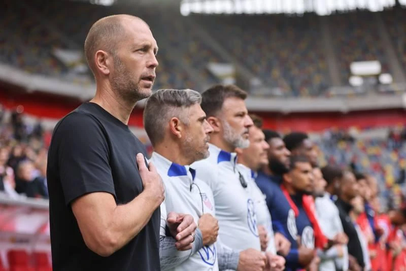 Gregg Berhalter mỗi năm nhận 1,25 triệu euro khi làm HLV trưởng tuyển Mỹ. Những cầu thủ nam của Mỹ hay bị đồng nghiệp là đội nữ Mỹ "soi" về thu nhập, nam có thành tích kém hơn nữ nhưng lương cao ngất ngưỡng. Mỗi năm LĐBĐ Bỉ chi cho Roberto Martinez 1,2 triệu euro mà thôi, dù ông mang về danh hiệu đệ tam anh hào tại World Cup 2018. Thầy của Eriksen ở tuyển Đan Mạch mỗi năm nhận 1,15 triệu euro. HLV Kasper Hjulmand từng để lại dấu ấn tại Euro 2020. Lương ở đội tuyển xứ Bò tót không cao lắm đâu, mỗi năm Luis Enrique nhận chỉ 1,15 triệu euro mà thôi, nhưng áp lực thì cực lớn. Herve Renard từng hai lần đánh bại tuyển VN, ngồi ghế HLV trưởng Saudi Arabia mỗi năm nhận 1,1 triệu euro. Ông Hajime Moriyasu mỗi năm nhận 1 triệu euro từ JFA, mục tiêu của tuyển Nhật tại Qatar là ít nhất vào vòng 16 đội. Ngồi ghế HLV Uruguay, làm thầy của Suarez, Darwin Nunez... mỗi năm Diego Alonso nhận 860.000 euro tiền lương. Gustavo Alfaro mỗi năm nhận 770.000 euro khi dẫn dắt tuyển Ecuador. Thuyền trưởng Dragon Stojkovic nhận 650.000 euro khi dẫn dắt tuyển Serbia. Nhà cầm quân có "đôi mắt nhung" mơ màng - Zlatko Dalic từng mang về ngôi á quân cho Croatia nhận lương mỗi năm 550.000 euro. Thuyền trưởng có gương mặt như chính trị gia của tuyển Ba Lan này mỗi năm nhận 500.000 euro, HLV Czeslaw Michniewickz ít áp lực dù đang sở hữu "siêu sát thủ" Lewandowski. John Herdman của Canada mỗi năm nhận 480.000 euro khi dẫn dắt đội tuyển Bắc Mỹ. Otto Addo mỗi năm nhận của LĐBĐ Ghana 400.000 euro khi dẫn dắt đội tuyển nước này. Robert Page, người thế vai Ryan Giggs mỗi năm nhận từ LĐBĐ Wales 380.000 euro. Costa Rica mỗi năm chi cho HLV Luis Suarez 350.000 euro lương dẫn dắt đội tuyển Trung Mỹ - Caribe này. Huyền thoại Song dẫn dắt tuyển Cameroon mỗi năm nhận 340.000 euro. Aliou Cisse mỗi năm có 310.000 euro chảy vào tài khoản từ LĐBĐ Senegal. HLV trưởng tuyển Tunisia, ông Jalel Kardi lương rất bèo 130.000 euro/năm. Hai HLV Carlos Quiroz của Iran và Walid Redragui của Morocco có mức thu nhập không được tiết lộ.