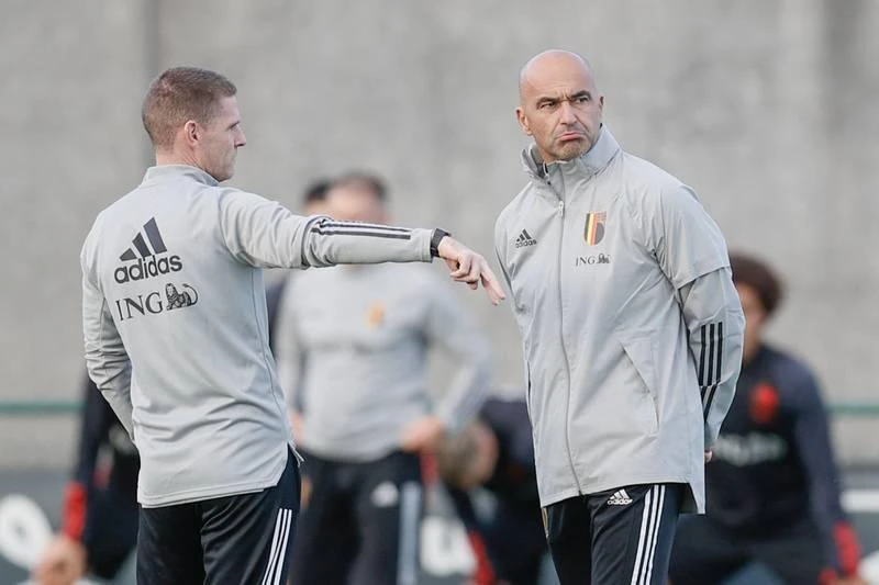 Mỗi năm LĐBĐ Bỉ chi cho Roberto Martinez 1,2 triệu euro mà thôi, dù ông mang về danh hiệu đệ tam anh hào tại World Cup 2018. Thầy của Eriksen ở tuyển Đan Mạch mỗi năm nhận 1,15 triệu euro. HLV Kasper Hjulmand từng để lại dấu ấn tại Euro 2020. Lương ở đội tuyển xứ Bò tót không cao lắm đâu, mỗi năm Luis Enrique nhận chỉ 1,15 triệu euro mà thôi, nhưng áp lực thì cực lớn. Herve Renard từng hai lần đánh bại tuyển VN, ngồi ghế HLV trưởng Saudi Arabia mỗi năm nhận 1,1 triệu euro. Ông Hajime Moriyasu mỗi năm nhận 1 triệu euro từ JFA, mục tiêu của tuyển Nhật tại Qatar là ít nhất vào vòng 16 đội. Ngồi ghế HLV Uruguay, làm thầy của Suarez, Darwin Nunez... mỗi năm Diego Alonso nhận 860.000 euro tiền lương. Gustavo Alfaro mỗi năm nhận 770.000 euro khi dẫn dắt tuyển Ecuador. Thuyền trưởng Dragon Stojkovic nhận 650.000 euro khi dẫn dắt tuyển Serbia. Nhà cầm quân có "đôi mắt nhung" mơ màng - Zlatko Dalic từng mang về ngôi á quân cho Croatia nhận lương mỗi năm 550.000 euro. Thuyền trưởng có gương mặt như chính trị gia của tuyển Ba Lan này mỗi năm nhận 500.000 euro, HLV Czeslaw Michniewickz ít áp lực dù đang sở hữu "siêu sát thủ" Lewandowski. John Herdman của Canada mỗi năm nhận 480.000 euro khi dẫn dắt đội tuyển Bắc Mỹ. Otto Addo mỗi năm nhận của LĐBĐ Ghana 400.000 euro khi dẫn dắt đội tuyển nước này. Robert Page, người thế vai Ryan Giggs mỗi năm nhận từ LĐBĐ Wales 380.000 euro. Costa Rica mỗi năm chi cho HLV Luis Suarez 350.000 euro lương dẫn dắt đội tuyển Trung Mỹ - Caribe này. Huyền thoại Song dẫn dắt tuyển Cameroon mỗi năm nhận 340.000 euro. Aliou Cisse mỗi năm có 310.000 euro chảy vào tài khoản từ LĐBĐ Senegal. HLV trưởng tuyển Tunisia, ông Jalel Kardi lương rất bèo 130.000 euro/năm. Hai HLV Carlos Quiroz của Iran và Walid Redragui của Morocco có mức thu nhập không được tiết lộ.