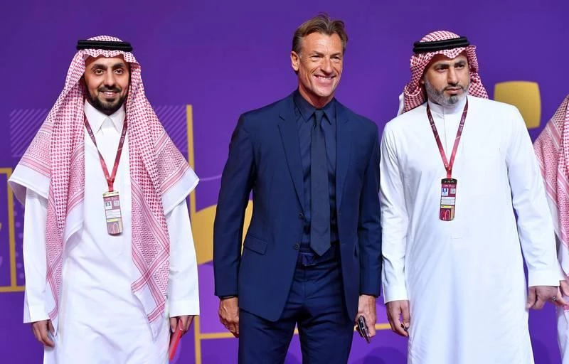 Herve Renard từng hai lần đánh bại tuyển VN, ngồi ghế HLV trưởng Saudi Arabia mỗi năm nhận 1,1 triệu euro. Ông Hajime Moriyasu mỗi năm nhận 1 triệu euro từ JFA, mục tiêu của tuyển Nhật tại Qatar là ít nhất vào vòng 16 đội. Ngồi ghế HLV Uruguay, làm thầy của Suarez, Darwin Nunez... mỗi năm Diego Alonso nhận 860.000 euro tiền lương. Gustavo Alfaro mỗi năm nhận 770.000 euro khi dẫn dắt tuyển Ecuador. Thuyền trưởng Dragon Stojkovic nhận 650.000 euro khi dẫn dắt tuyển Serbia. Nhà cầm quân có "đôi mắt nhung" mơ màng - Zlatko Dalic từng mang về ngôi á quân cho Croatia nhận lương mỗi năm 550.000 euro. Thuyền trưởng có gương mặt như chính trị gia của tuyển Ba Lan này mỗi năm nhận 500.000 euro, HLV Czeslaw Michniewickz ít áp lực dù đang sở hữu "siêu sát thủ" Lewandowski. John Herdman của Canada mỗi năm nhận 480.000 euro khi dẫn dắt đội tuyển Bắc Mỹ. Otto Addo mỗi năm nhận của LĐBĐ Ghana 400.000 euro khi dẫn dắt đội tuyển nước này. Robert Page, người thế vai Ryan Giggs mỗi năm nhận từ LĐBĐ Wales 380.000 euro. Costa Rica mỗi năm chi cho HLV Luis Suarez 350.000 euro lương dẫn dắt đội tuyển Trung Mỹ - Caribe này. Huyền thoại Song dẫn dắt tuyển Cameroon mỗi năm nhận 340.000 euro. Aliou Cisse mỗi năm có 310.000 euro chảy vào tài khoản từ LĐBĐ Senegal. HLV trưởng tuyển Tunisia, ông Jalel Kardi lương rất bèo 130.000 euro/năm. Hai HLV Carlos Quiroz của Iran và Walid Redragui của Morocco có mức thu nhập không được tiết lộ.