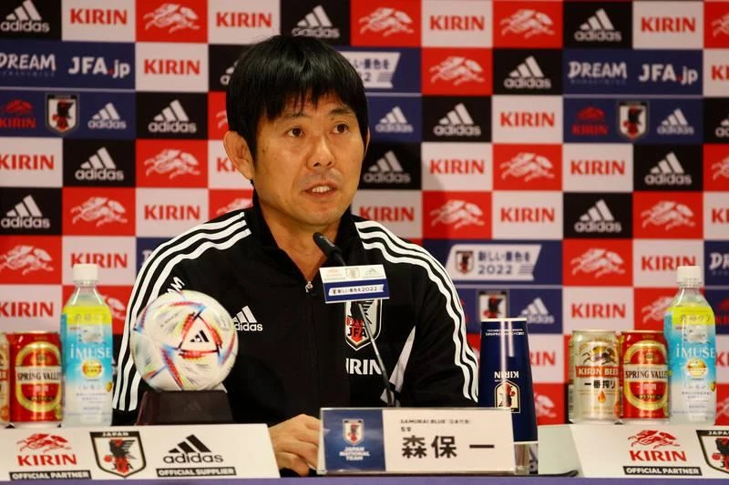 Ông Hajime Moriyasu mỗi năm nhận 1 triệu euro từ JFA, mục tiêu của tuyển Nhật tại Qatar là ít nhất vào vòng 16 đội. Ngồi ghế HLV Uruguay, làm thầy của Suarez, Darwin Nunez... mỗi năm Diego Alonso nhận 860.000 euro tiền lương. Gustavo Alfaro mỗi năm nhận 770.000 euro khi dẫn dắt tuyển Ecuador. Thuyền trưởng Dragon Stojkovic nhận 650.000 euro khi dẫn dắt tuyển Serbia. Nhà cầm quân có "đôi mắt nhung" mơ màng - Zlatko Dalic từng mang về ngôi á quân cho Croatia nhận lương mỗi năm 550.000 euro. Thuyền trưởng có gương mặt như chính trị gia của tuyển Ba Lan này mỗi năm nhận 500.000 euro, HLV Czeslaw Michniewickz ít áp lực dù đang sở hữu "siêu sát thủ" Lewandowski. John Herdman của Canada mỗi năm nhận 480.000 euro khi dẫn dắt đội tuyển Bắc Mỹ. Otto Addo mỗi năm nhận của LĐBĐ Ghana 400.000 euro khi dẫn dắt đội tuyển nước này. Robert Page, người thế vai Ryan Giggs mỗi năm nhận từ LĐBĐ Wales 380.000 euro. Costa Rica mỗi năm chi cho HLV Luis Suarez 350.000 euro lương dẫn dắt đội tuyển Trung Mỹ - Caribe này. Huyền thoại Song dẫn dắt tuyển Cameroon mỗi năm nhận 340.000 euro. Aliou Cisse mỗi năm có 310.000 euro chảy vào tài khoản từ LĐBĐ Senegal. HLV trưởng tuyển Tunisia, ông Jalel Kardi lương rất bèo 130.000 euro/năm. Hai HLV Carlos Quiroz của Iran và Walid Redragui của Morocco có mức thu nhập không được tiết lộ.