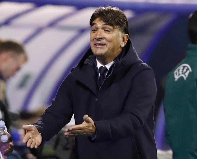 Nhà cầm quân có "đôi mắt nhung" mơ màng - Zlatko Dalic từng mang về ngôi á quân cho Croatia nhận lương mỗi năm 550.000 euro. Thuyền trưởng có gương mặt như chính trị gia của tuyển Ba Lan này mỗi năm nhận 500.000 euro, HLV Czeslaw Michniewickz ít áp lực dù đang sở hữu "siêu sát thủ" Lewandowski. John Herdman của Canada mỗi năm nhận 480.000 euro khi dẫn dắt đội tuyển Bắc Mỹ. Otto Addo mỗi năm nhận của LĐBĐ Ghana 400.000 euro khi dẫn dắt đội tuyển nước này. Robert Page, người thế vai Ryan Giggs mỗi năm nhận từ LĐBĐ Wales 380.000 euro. Costa Rica mỗi năm chi cho HLV Luis Suarez 350.000 euro lương dẫn dắt đội tuyển Trung Mỹ - Caribe này. Huyền thoại Song dẫn dắt tuyển Cameroon mỗi năm nhận 340.000 euro. Aliou Cisse mỗi năm có 310.000 euro chảy vào tài khoản từ LĐBĐ Senegal. HLV trưởng tuyển Tunisia, ông Jalel Kardi lương rất bèo 130.000 euro/năm. Hai HLV Carlos Quiroz của Iran và Walid Redragui của Morocco có mức thu nhập không được tiết lộ.