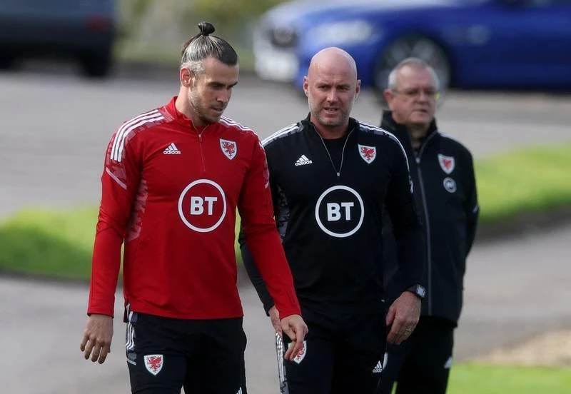 Robert Page, người thế vai Ryan Giggs mỗi năm nhận từ LĐBĐ Wales 380.000 euro. Costa Rica mỗi năm chi cho HLV Luis Suarez 350.000 euro lương dẫn dắt đội tuyển Trung Mỹ - Caribe này. Huyền thoại Song dẫn dắt tuyển Cameroon mỗi năm nhận 340.000 euro. Aliou Cisse mỗi năm có 310.000 euro chảy vào tài khoản từ LĐBĐ Senegal. HLV trưởng tuyển Tunisia, ông Jalel Kardi lương rất bèo 130.000 euro/năm. Hai HLV Carlos Quiroz của Iran và Walid Redragui của Morocco có mức thu nhập không được tiết lộ.