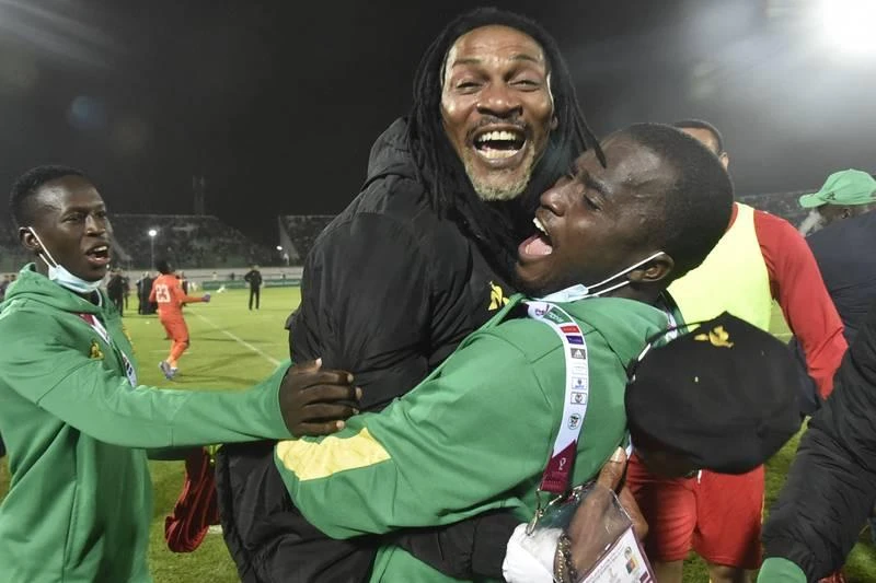 Huyền thoại Song dẫn dắt tuyển Cameroon mỗi năm nhận 340.000 euro. Aliou Cisse mỗi năm có 310.000 euro chảy vào tài khoản từ LĐBĐ Senegal. HLV trưởng tuyển Tunisia, ông Jalel Kardi lương rất bèo 130.000 euro/năm. Hai HLV Carlos Quiroz của Iran và Walid Redragui của Morocco có mức thu nhập không được tiết lộ.