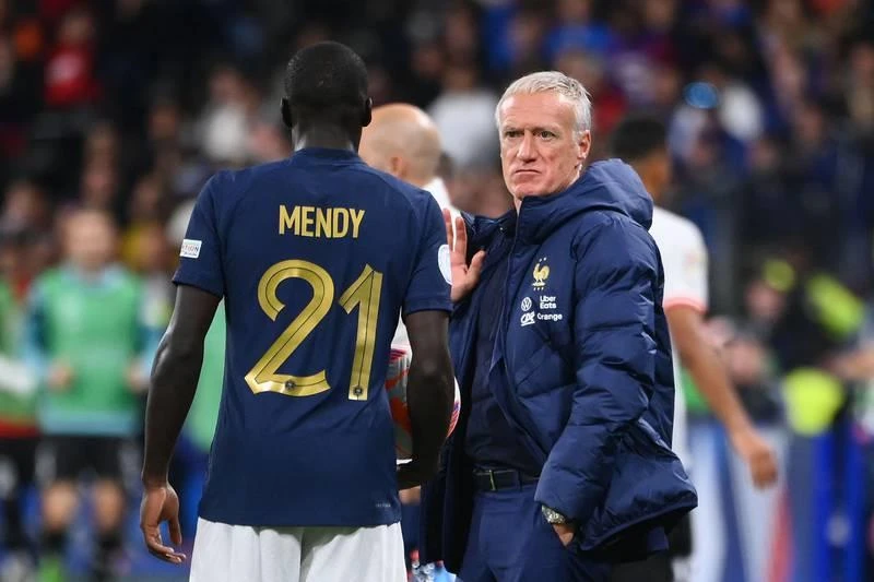 Vị trí thứ ba thuộc về thuyền trưởng vô địch World Cup 2018, Didier Deschamps của Pháp, mỗi năm FFF chi trả 3,8 triệu euro cho ông. Chưa thể giúp Selecao lên ngôi vô địch World Cup lần thứ sáu, nhưng Tite "giải cơn khát" cho bóng đá Brazil lần đầu vô địch Olympic (Rio 2014). Mỗi năm LĐBĐ Brazil chi 3,6 triệu euro lương cho ông. Cựu HLV Barcelona, MU dù đang bị căn bệnh quái ác hành hạ, nhưng ông nhất quyết không rời ghế tuyển Hà Lan vì háo hức trải nghiệm World Cup. Hà Lan chi trả cho HLV Louis Van Gaal 2,9 triệu euro mỗi năm. Gerardo Martino mỗi năm "thửa" của LĐBĐ Mexico 2,9 triệu euro khi ngồi ghế thuyền trưởng đội tuyển nước này. Thầy của Messi ở đội tuyển Argentina - ông Lionel Scalori mỗi năm nhận từ AFA mức lương 2,6 triệu euro. "Bại tướng" của thầy Park tại Thường Châu 2018, HLV trưởng tuyển chủ nhà World Cup 2022 - Qatar nhận lương mỗi năm 2,4 triệu euro. Thầy của Ronaldo ở đội tuyển, Fernando Santos từng giúp Bồ Đào Nha lần đầu lên ngôi giải lớn (Euro 2016) nhận lương 2,25 triệu euro. Xứ sở đồng hồ Thụy Sĩ mỗi năm chi cho thuyền trưởng Murat Yakin 1,6 triệu euro tiền lương khi dẫn dắt tuyển. Sang xứ Kim chi dẫn dắt Hàn Quốc, cựu HLV Bồ Đào Nha, ông Paulo Bento mỗi năm nhận "lúa" 1,6 triệu euro. Graham Arnold từng dẫn "chuột túi" Úc đánh bại tuyển VN cả lượt đi và về tại bảng B, giai đoạn 3 vòng loại World Cup 2022 nhận lương 1,3 triệu euro. Gregg Berhalter mỗi năm nhận 1,25 triệu euro khi làm HLV trưởng tuyển Mỹ. Những cầu thủ nam của Mỹ hay bị đồng nghiệp là đội nữ Mỹ "soi" về thu nhập, nam có thành tích kém hơn nữ nhưng lương cao ngất ngưỡng. Mỗi năm LĐBĐ Bỉ chi cho Roberto Martinez 1,2 triệu euro mà thôi, dù ông mang về danh hiệu đệ tam anh hào tại World Cup 2018. Thầy của Eriksen ở tuyển Đan Mạch mỗi năm nhận 1,15 triệu euro. HLV Kasper Hjulmand từng để lại dấu ấn tại Euro 2020. Lương ở đội tuyển xứ Bò tót không cao lắm đâu, mỗi năm Luis Enrique nhận chỉ 1,15 triệu euro mà thôi, nhưng áp lực thì cực lớn. Herve Renard từng hai lần đánh bại tuyển VN, ngồi ghế HLV trưởng Saudi Arabia mỗi năm nhận 1,1 triệu euro. Ông Hajime Moriyasu mỗi năm nhận 1 triệu euro từ JFA, mục tiêu của tuyển Nhật tại Qatar là ít nhất vào vòng 16 đội. Ngồi ghế HLV Uruguay, làm thầy của Suarez, Darwin Nunez... mỗi năm Diego Alonso nhận 860.000 euro tiền lương. Gustavo Alfaro mỗi năm nhận 770.000 euro khi dẫn dắt tuyển Ecuador. Thuyền trưởng Dragon Stojkovic nhận 650.000 euro khi dẫn dắt tuyển Serbia. Nhà cầm quân có "đôi mắt nhung" mơ màng - Zlatko Dalic từng mang về ngôi á quân cho Croatia nhận lương mỗi năm 550.000 euro. Thuyền trưởng có gương mặt như chính trị gia của tuyển Ba Lan này mỗi năm nhận 500.000 euro, HLV Czeslaw Michniewickz ít áp lực dù đang sở hữu "siêu sát thủ" Lewandowski. John Herdman của Canada mỗi năm nhận 480.000 euro khi dẫn dắt đội tuyển Bắc Mỹ. Otto Addo mỗi năm nhận của LĐBĐ Ghana 400.000 euro khi dẫn dắt đội tuyển nước này. Robert Page, người thế vai Ryan Giggs mỗi năm nhận từ LĐBĐ Wales 380.000 euro. Costa Rica mỗi năm chi cho HLV Luis Suarez 350.000 euro lương dẫn dắt đội tuyển Trung Mỹ - Caribe này. Huyền thoại Song dẫn dắt tuyển Cameroon mỗi năm nhận 340.000 euro. Aliou Cisse mỗi năm có 310.000 euro chảy vào tài khoản từ LĐBĐ Senegal. HLV trưởng tuyển Tunisia, ông Jalel Kardi lương rất bèo 130.000 euro/năm. Hai HLV Carlos Quiroz của Iran và Walid Redragui của Morocco có mức thu nhập không được tiết lộ.