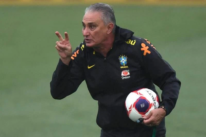 Chưa thể giúp Selecao lên ngôi vô địch World Cup lần thứ sáu, nhưng Tite "giải cơn khát" cho bóng đá Brazil lần đầu vô địch Olympic (Rio 2014). Mỗi năm LĐBĐ Brazil chi 3,6 triệu euro lương cho ông. Cựu HLV Barcelona, MU dù đang bị căn bệnh quái ác hành hạ, nhưng ông nhất quyết không rời ghế tuyển Hà Lan vì háo hức trải nghiệm World Cup. Hà Lan chi trả cho HLV Louis Van Gaal 2,9 triệu euro mỗi năm. Gerardo Martino mỗi năm "thửa" của LĐBĐ Mexico 2,9 triệu euro khi ngồi ghế thuyền trưởng đội tuyển nước này. Thầy của Messi ở đội tuyển Argentina - ông Lionel Scalori mỗi năm nhận từ AFA mức lương 2,6 triệu euro. "Bại tướng" của thầy Park tại Thường Châu 2018, HLV trưởng tuyển chủ nhà World Cup 2022 - Qatar nhận lương mỗi năm 2,4 triệu euro. Thầy của Ronaldo ở đội tuyển, Fernando Santos từng giúp Bồ Đào Nha lần đầu lên ngôi giải lớn (Euro 2016) nhận lương 2,25 triệu euro. Xứ sở đồng hồ Thụy Sĩ mỗi năm chi cho thuyền trưởng Murat Yakin 1,6 triệu euro tiền lương khi dẫn dắt tuyển. Sang xứ Kim chi dẫn dắt Hàn Quốc, cựu HLV Bồ Đào Nha, ông Paulo Bento mỗi năm nhận "lúa" 1,6 triệu euro. Graham Arnold từng dẫn "chuột túi" Úc đánh bại tuyển VN cả lượt đi và về tại bảng B, giai đoạn 3 vòng loại World Cup 2022 nhận lương 1,3 triệu euro. Gregg Berhalter mỗi năm nhận 1,25 triệu euro khi làm HLV trưởng tuyển Mỹ. Những cầu thủ nam của Mỹ hay bị đồng nghiệp là đội nữ Mỹ "soi" về thu nhập, nam có thành tích kém hơn nữ nhưng lương cao ngất ngưỡng. Mỗi năm LĐBĐ Bỉ chi cho Roberto Martinez 1,2 triệu euro mà thôi, dù ông mang về danh hiệu đệ tam anh hào tại World Cup 2018. Thầy của Eriksen ở tuyển Đan Mạch mỗi năm nhận 1,15 triệu euro. HLV Kasper Hjulmand từng để lại dấu ấn tại Euro 2020. Lương ở đội tuyển xứ Bò tót không cao lắm đâu, mỗi năm Luis Enrique nhận chỉ 1,15 triệu euro mà thôi, nhưng áp lực thì cực lớn. Herve Renard từng hai lần đánh bại tuyển VN, ngồi ghế HLV trưởng Saudi Arabia mỗi năm nhận 1,1 triệu euro. Ông Hajime Moriyasu mỗi năm nhận 1 triệu euro từ JFA, mục tiêu của tuyển Nhật tại Qatar là ít nhất vào vòng 16 đội. Ngồi ghế HLV Uruguay, làm thầy của Suarez, Darwin Nunez... mỗi năm Diego Alonso nhận 860.000 euro tiền lương. Gustavo Alfaro mỗi năm nhận 770.000 euro khi dẫn dắt tuyển Ecuador. Thuyền trưởng Dragon Stojkovic nhận 650.000 euro khi dẫn dắt tuyển Serbia. Nhà cầm quân có "đôi mắt nhung" mơ màng - Zlatko Dalic từng mang về ngôi á quân cho Croatia nhận lương mỗi năm 550.000 euro. Thuyền trưởng có gương mặt như chính trị gia của tuyển Ba Lan này mỗi năm nhận 500.000 euro, HLV Czeslaw Michniewickz ít áp lực dù đang sở hữu "siêu sát thủ" Lewandowski. John Herdman của Canada mỗi năm nhận 480.000 euro khi dẫn dắt đội tuyển Bắc Mỹ. Otto Addo mỗi năm nhận của LĐBĐ Ghana 400.000 euro khi dẫn dắt đội tuyển nước này. Robert Page, người thế vai Ryan Giggs mỗi năm nhận từ LĐBĐ Wales 380.000 euro. Costa Rica mỗi năm chi cho HLV Luis Suarez 350.000 euro lương dẫn dắt đội tuyển Trung Mỹ - Caribe này. Huyền thoại Song dẫn dắt tuyển Cameroon mỗi năm nhận 340.000 euro. Aliou Cisse mỗi năm có 310.000 euro chảy vào tài khoản từ LĐBĐ Senegal. HLV trưởng tuyển Tunisia, ông Jalel Kardi lương rất bèo 130.000 euro/năm. Hai HLV Carlos Quiroz của Iran và Walid Redragui của Morocco có mức thu nhập không được tiết lộ.