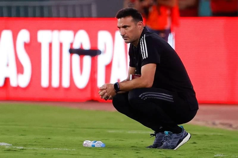 Thầy của Messi ở đội tuyển Argentina - ông Lionel Scalori mỗi năm nhận từ AFA mức lương 2,6 triệu euro. "Bại tướng" của thầy Park tại Thường Châu 2018, HLV trưởng tuyển chủ nhà World Cup 2022 - Qatar nhận lương mỗi năm 2,4 triệu euro. Thầy của Ronaldo ở đội tuyển, Fernando Santos từng giúp Bồ Đào Nha lần đầu lên ngôi giải lớn (Euro 2016) nhận lương 2,25 triệu euro. Xứ sở đồng hồ Thụy Sĩ mỗi năm chi cho thuyền trưởng Murat Yakin 1,6 triệu euro tiền lương khi dẫn dắt tuyển. Sang xứ Kim chi dẫn dắt Hàn Quốc, cựu HLV Bồ Đào Nha, ông Paulo Bento mỗi năm nhận "lúa" 1,6 triệu euro. Graham Arnold từng dẫn "chuột túi" Úc đánh bại tuyển VN cả lượt đi và về tại bảng B, giai đoạn 3 vòng loại World Cup 2022 nhận lương 1,3 triệu euro. Gregg Berhalter mỗi năm nhận 1,25 triệu euro khi làm HLV trưởng tuyển Mỹ. Những cầu thủ nam của Mỹ hay bị đồng nghiệp là đội nữ Mỹ "soi" về thu nhập, nam có thành tích kém hơn nữ nhưng lương cao ngất ngưỡng. Mỗi năm LĐBĐ Bỉ chi cho Roberto Martinez 1,2 triệu euro mà thôi, dù ông mang về danh hiệu đệ tam anh hào tại World Cup 2018. Thầy của Eriksen ở tuyển Đan Mạch mỗi năm nhận 1,15 triệu euro. HLV Kasper Hjulmand từng để lại dấu ấn tại Euro 2020. Lương ở đội tuyển xứ Bò tót không cao lắm đâu, mỗi năm Luis Enrique nhận chỉ 1,15 triệu euro mà thôi, nhưng áp lực thì cực lớn. Herve Renard từng hai lần đánh bại tuyển VN, ngồi ghế HLV trưởng Saudi Arabia mỗi năm nhận 1,1 triệu euro. Ông Hajime Moriyasu mỗi năm nhận 1 triệu euro từ JFA, mục tiêu của tuyển Nhật tại Qatar là ít nhất vào vòng 16 đội. Ngồi ghế HLV Uruguay, làm thầy của Suarez, Darwin Nunez... mỗi năm Diego Alonso nhận 860.000 euro tiền lương. Gustavo Alfaro mỗi năm nhận 770.000 euro khi dẫn dắt tuyển Ecuador. Thuyền trưởng Dragon Stojkovic nhận 650.000 euro khi dẫn dắt tuyển Serbia. Nhà cầm quân có "đôi mắt nhung" mơ màng - Zlatko Dalic từng mang về ngôi á quân cho Croatia nhận lương mỗi năm 550.000 euro. Thuyền trưởng có gương mặt như chính trị gia của tuyển Ba Lan này mỗi năm nhận 500.000 euro, HLV Czeslaw Michniewickz ít áp lực dù đang sở hữu "siêu sát thủ" Lewandowski. John Herdman của Canada mỗi năm nhận 480.000 euro khi dẫn dắt đội tuyển Bắc Mỹ. Otto Addo mỗi năm nhận của LĐBĐ Ghana 400.000 euro khi dẫn dắt đội tuyển nước này. Robert Page, người thế vai Ryan Giggs mỗi năm nhận từ LĐBĐ Wales 380.000 euro. Costa Rica mỗi năm chi cho HLV Luis Suarez 350.000 euro lương dẫn dắt đội tuyển Trung Mỹ - Caribe này. Huyền thoại Song dẫn dắt tuyển Cameroon mỗi năm nhận 340.000 euro. Aliou Cisse mỗi năm có 310.000 euro chảy vào tài khoản từ LĐBĐ Senegal. HLV trưởng tuyển Tunisia, ông Jalel Kardi lương rất bèo 130.000 euro/năm. Hai HLV Carlos Quiroz của Iran và Walid Redragui của Morocco có mức thu nhập không được tiết lộ.