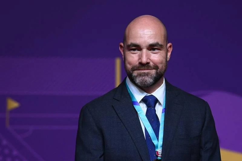 "Bại tướng" của thầy Park tại Thường Châu 2018, HLV trưởng tuyển chủ nhà World Cup 2022 - Qatar nhận lương mỗi năm 2,4 triệu euro. Thầy của Ronaldo ở đội tuyển, Fernando Santos từng giúp Bồ Đào Nha lần đầu lên ngôi giải lớn (Euro 2016) nhận lương 2,25 triệu euro. Xứ sở đồng hồ Thụy Sĩ mỗi năm chi cho thuyền trưởng Murat Yakin 1,6 triệu euro tiền lương khi dẫn dắt tuyển. Sang xứ Kim chi dẫn dắt Hàn Quốc, cựu HLV Bồ Đào Nha, ông Paulo Bento mỗi năm nhận "lúa" 1,6 triệu euro. Graham Arnold từng dẫn "chuột túi" Úc đánh bại tuyển VN cả lượt đi và về tại bảng B, giai đoạn 3 vòng loại World Cup 2022 nhận lương 1,3 triệu euro. Gregg Berhalter mỗi năm nhận 1,25 triệu euro khi làm HLV trưởng tuyển Mỹ. Những cầu thủ nam của Mỹ hay bị đồng nghiệp là đội nữ Mỹ "soi" về thu nhập, nam có thành tích kém hơn nữ nhưng lương cao ngất ngưỡng. Mỗi năm LĐBĐ Bỉ chi cho Roberto Martinez 1,2 triệu euro mà thôi, dù ông mang về danh hiệu đệ tam anh hào tại World Cup 2018. Thầy của Eriksen ở tuyển Đan Mạch mỗi năm nhận 1,15 triệu euro. HLV Kasper Hjulmand từng để lại dấu ấn tại Euro 2020. Lương ở đội tuyển xứ Bò tót không cao lắm đâu, mỗi năm Luis Enrique nhận chỉ 1,15 triệu euro mà thôi, nhưng áp lực thì cực lớn. Herve Renard từng hai lần đánh bại tuyển VN, ngồi ghế HLV trưởng Saudi Arabia mỗi năm nhận 1,1 triệu euro. Ông Hajime Moriyasu mỗi năm nhận 1 triệu euro từ JFA, mục tiêu của tuyển Nhật tại Qatar là ít nhất vào vòng 16 đội. Ngồi ghế HLV Uruguay, làm thầy của Suarez, Darwin Nunez... mỗi năm Diego Alonso nhận 860.000 euro tiền lương. Gustavo Alfaro mỗi năm nhận 770.000 euro khi dẫn dắt tuyển Ecuador. Thuyền trưởng Dragon Stojkovic nhận 650.000 euro khi dẫn dắt tuyển Serbia. Nhà cầm quân có "đôi mắt nhung" mơ màng - Zlatko Dalic từng mang về ngôi á quân cho Croatia nhận lương mỗi năm 550.000 euro. Thuyền trưởng có gương mặt như chính trị gia của tuyển Ba Lan này mỗi năm nhận 500.000 euro, HLV Czeslaw Michniewickz ít áp lực dù đang sở hữu "siêu sát thủ" Lewandowski. John Herdman của Canada mỗi năm nhận 480.000 euro khi dẫn dắt đội tuyển Bắc Mỹ. Otto Addo mỗi năm nhận của LĐBĐ Ghana 400.000 euro khi dẫn dắt đội tuyển nước này. Robert Page, người thế vai Ryan Giggs mỗi năm nhận từ LĐBĐ Wales 380.000 euro. Costa Rica mỗi năm chi cho HLV Luis Suarez 350.000 euro lương dẫn dắt đội tuyển Trung Mỹ - Caribe này. Huyền thoại Song dẫn dắt tuyển Cameroon mỗi năm nhận 340.000 euro. Aliou Cisse mỗi năm có 310.000 euro chảy vào tài khoản từ LĐBĐ Senegal. HLV trưởng tuyển Tunisia, ông Jalel Kardi lương rất bèo 130.000 euro/năm. Hai HLV Carlos Quiroz của Iran và Walid Redragui của Morocco có mức thu nhập không được tiết lộ.