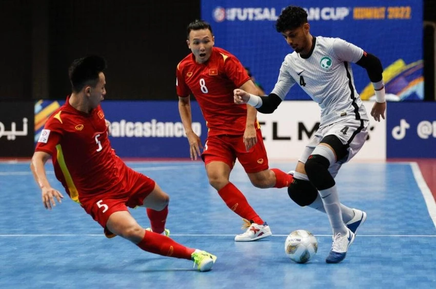 Minh Trí (8) ghi tuyệt phẩm ấn định tỉ số 3-1 cho VN những giây cuối trận. Ảnh: AFC