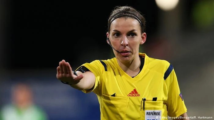 Nữ trọng tài lừng danh Stephanie Flappart từng bắt chung kết Siêu cúp châu Âu giữa Chelsea và Liverpool năm 2019. Ảnh: Getty Nữ trọng tài lừng danh Stephanie Flappart từng bắt chung kết Siêu cúp châu Âu giữa Chelsea và Liverpool năm 2019. Ảnh: Getty
